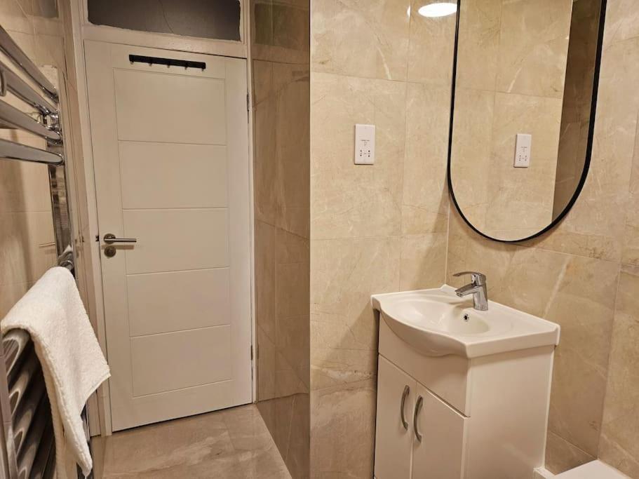 Wonderful Apartment In Wembley London Exteriör bild
