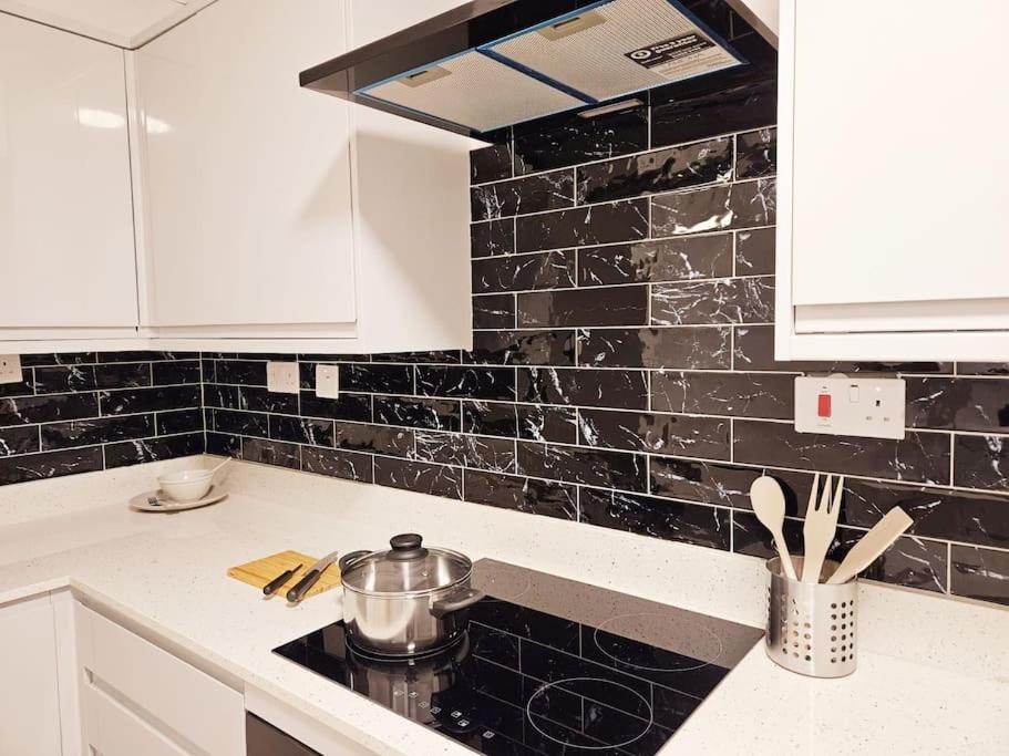 Wonderful Apartment In Wembley London Exteriör bild